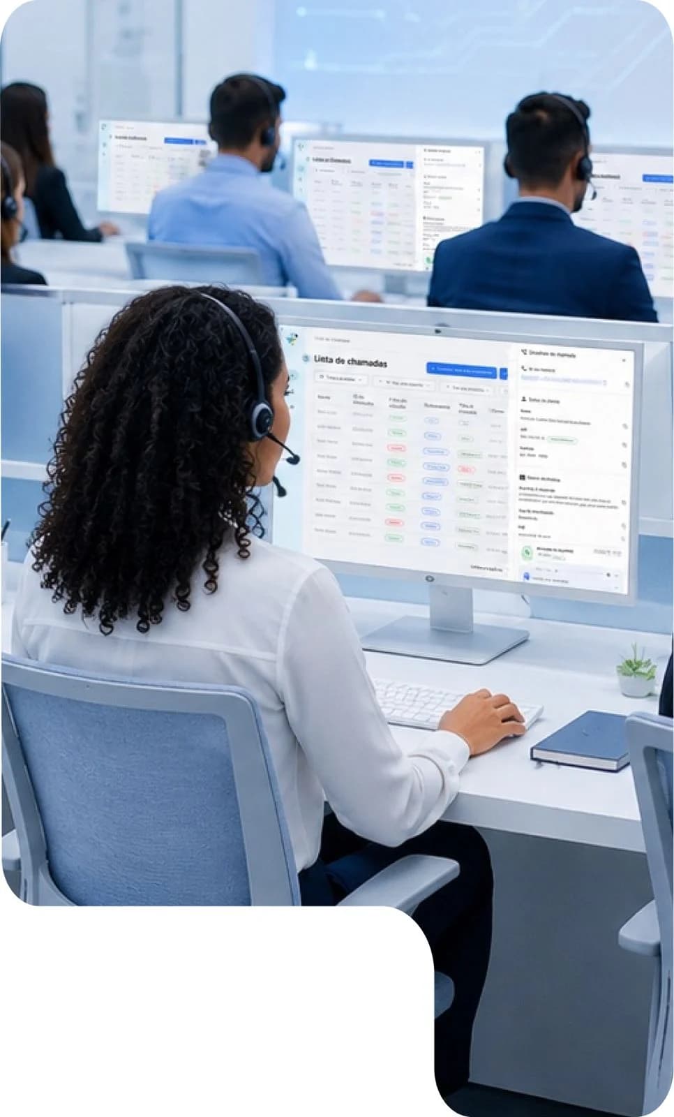 Agentin mit MaCall Assist am Bildschirm